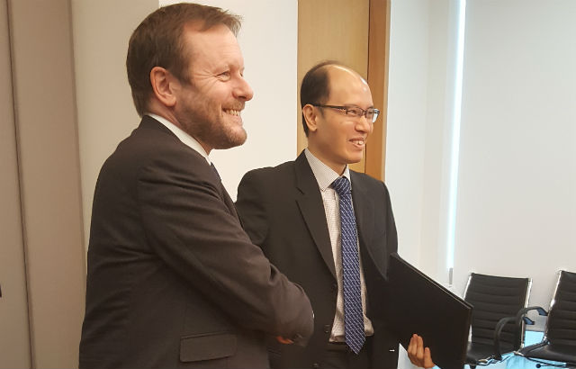 Professor Colin Grant, Vice-Principal (International) at Queen Mary and Professor Ng Huck Hui, Executive Director of the A*STAR Graduate Academy and the Genome Institute of Singapore