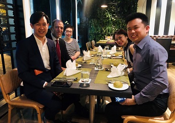 Prof Ian Walden at dinner with CCLS alumni in Bangkok
