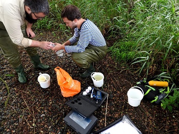 Lukasz and Rene testing the pH and electrical conductivity of the water at each site © Dave Horne