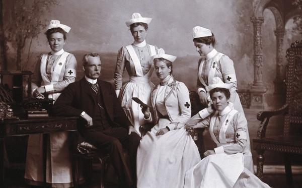 A doctor with five nurses. Photograph by Lafayatte (credit: Wellcome Collection)