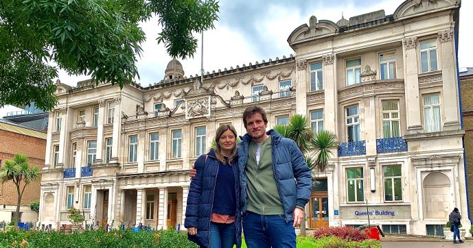 Photo of alumni couple Leandro & Sofia outside Queens' Building