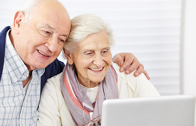 Elderly couple sitting at a computer. Credit: Robert Kneschke/Shutterstock.com