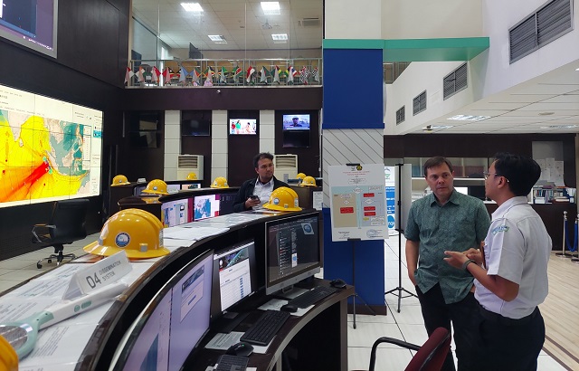 Professor John visits the Indonesian Bureau of Meteorology, Climate and Geophysics (BMKG)'s centre for Earthquakes and Tsunami early warnings to discuss research related to incorporating AI in modeling. This is an example of an application where AI could make a difference between life, and death. Photo credit: Ali Azimi, BMKG