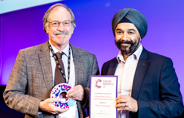 Prof Jack Cuzick receives his award from CRUK's Chief Executive Sir Harpal Kumar CREDIT: Simon Callaghan / www.simoncallaghanphotography.com